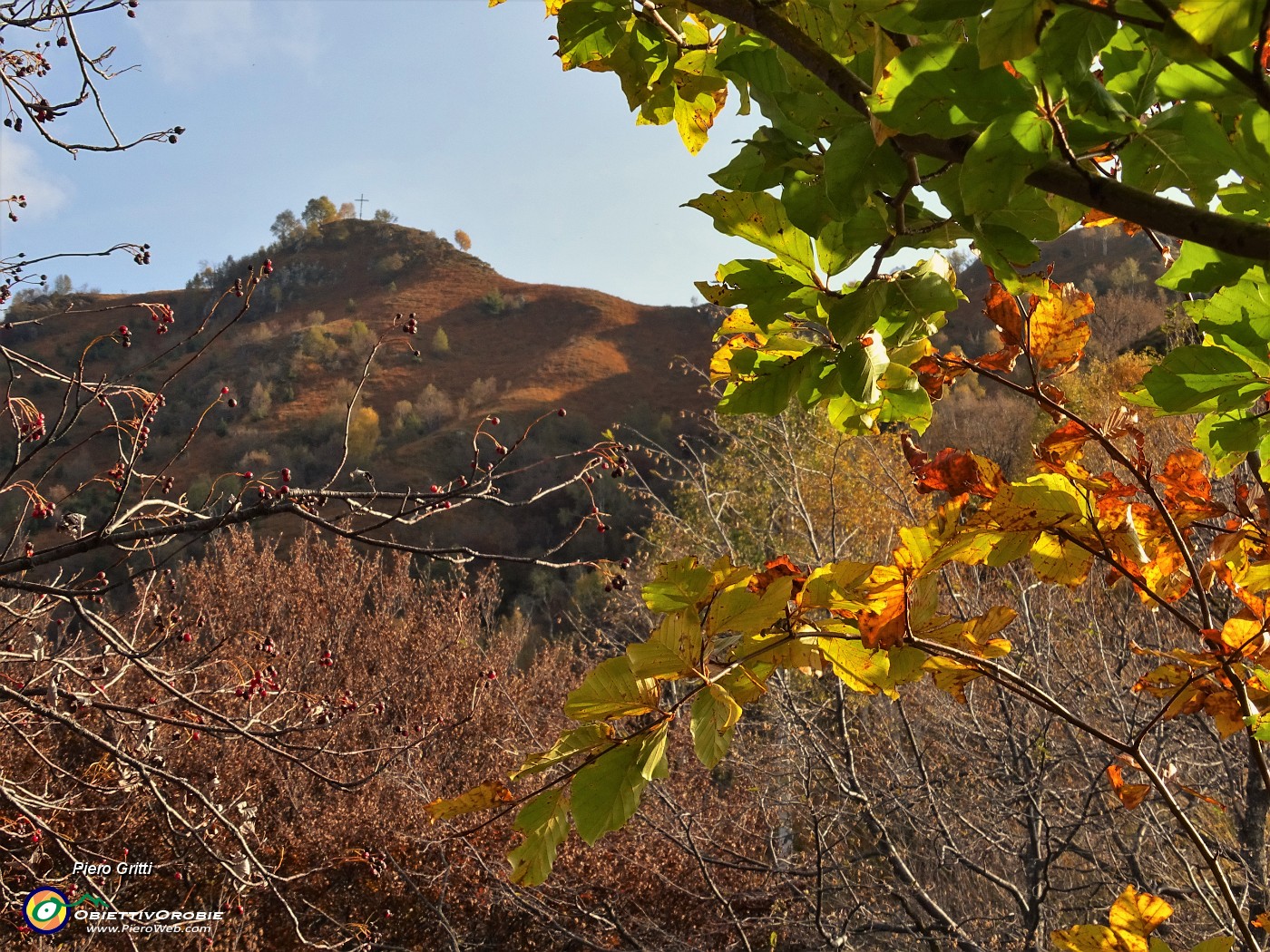 23 Vista verso la croce di vetta del Monte Gioco tra i colori dell'autunno.JPG